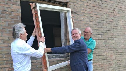 Marcel Timmerman, directeur-bestuurder van Wetland Wonen en Wethouders Jan van der Poel en Harrie Rietman van gemeente Zwartewaterland halen een kozijn uit een van de te slopen woningen. Dit hout wordt hergebruikt. Er wordt een zogenaamde faunatoren (een broed- en schuilplek voor vogels, insecten en zoogdieren) van gemaakt.