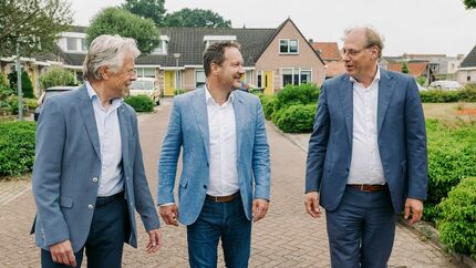 v.l.n.r. directeur-bestuurders Marcel Timmerman, Marcel van Halteren en Peter Toonen lopen langs de overgenomen woningen in Steenwijk. Fotograaf: Sjoerd Banga.