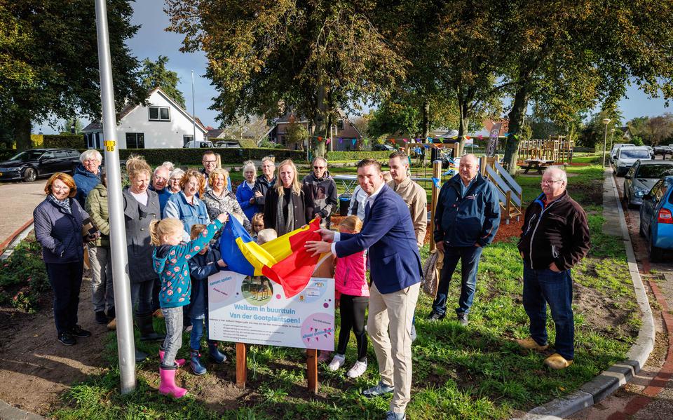 Wethouder Bram Harmsma opent de buurttuin.
