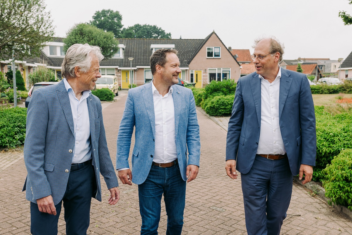 v.l.n.r. directeur-bestuurders Marcel Timmerman, Marcel van Halteren en Peter Toonen lopen langs de overgenomen woningen in Steenwijk. Fotograaf: Sjoerd Banga.