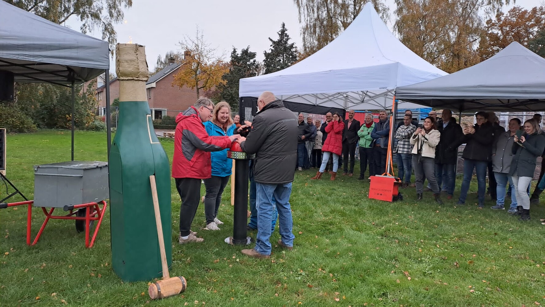 Betrokkenen geven symbolisch het startsein voor de bouw.