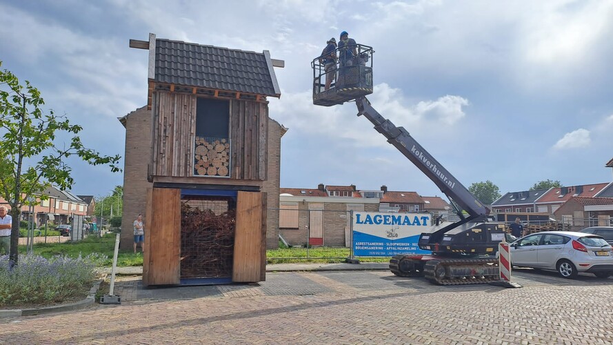 Onthulling van de faunatoren gemaakt van hout uit sloopwoningen. 3