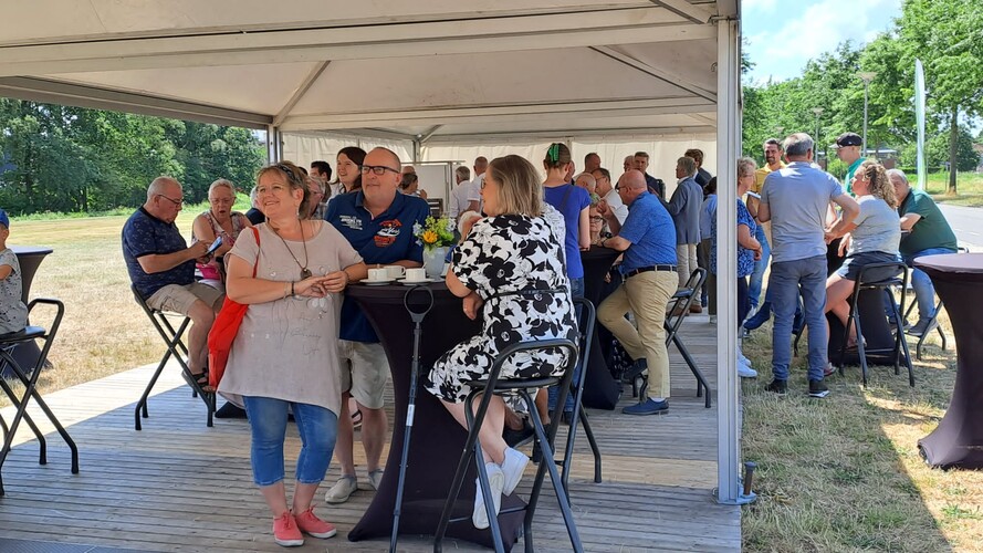 Gezelligheid tijdens de viering van de oplevering van de nieuwbouw aan de Sluisweg en De Vesting