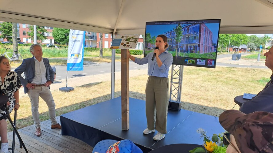 Koninklijke Ginkel Groep vertelt over het groenplan rijkt een tuinbord uit