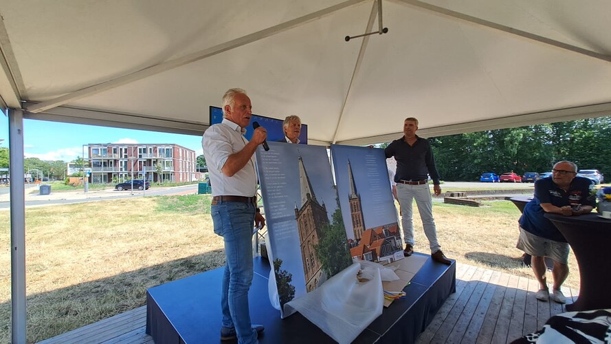 Uitreiking van geschenk door Schutte Bouw